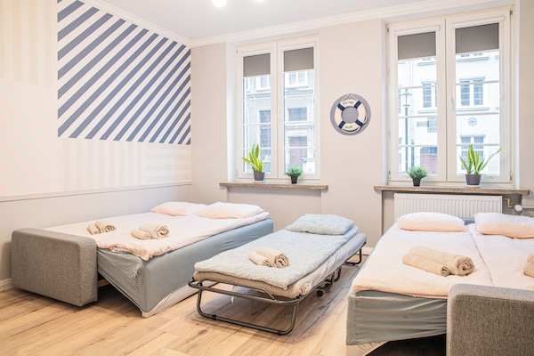 Family Room | Desk, laptop workspace, free WiFi