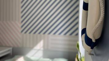 Family Room | Desk, laptop workspace, free WiFi