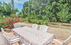 Outdoor dining - Pet friendly apartment in Le Sambuc (Le Sambuc)