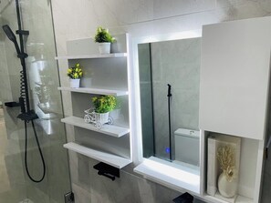 Toalhas de banho, sabonete, shampoo, papel higiênico