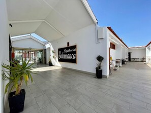 Un vaste espace extérieur agrémenté d’une enseigne indiquant « Résidentiel Salamanca ».