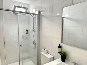Ducha, secador de pelo, toallas