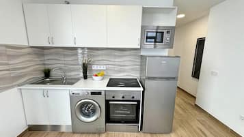 Een koelkast, een magnetron, een oven, een koffiezetapparaat/waterkoker