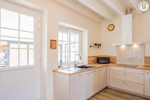 Micro-ondes, four, lave-vaisselle, chaise haute