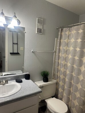 Bathroom - beautiful cozy home near NRG. (Houston)