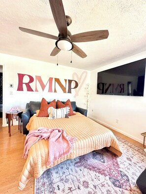 3 slaapkamers, een strijkplank/strijkijzer, reisbedje, gratis wifi