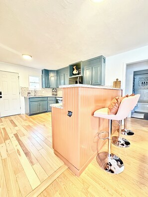 Een koelkast, een magnetron, een oven, een kookplaat