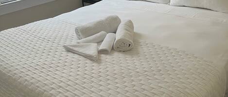 3 habitaciones, tabla de planchar con plancha, wifi y ropa de cama