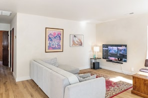 Smart TV, computer monitors - Cozy cabin with modern amenities (Flagstaff)