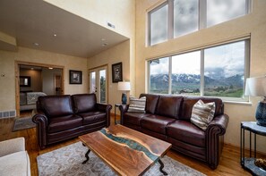 Smart TV, fireplace - Snowcrest C304|Ski Getaway |Hot Tub & Theater Room (Eden)