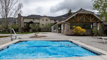 Bañera de hidromasaje al aire libre