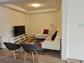 Living area - Most affordable room in the area with great amenities (East Gwillimbury)