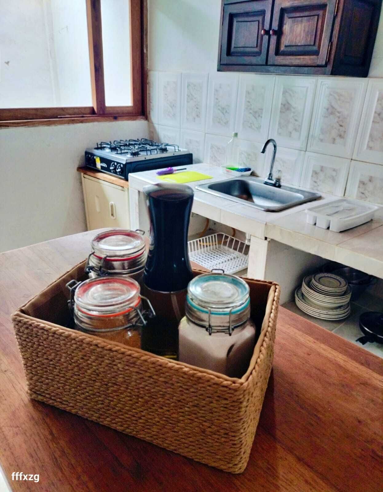 Réfrigérateur, batterie de cuisine, vaisselle et ustensiles