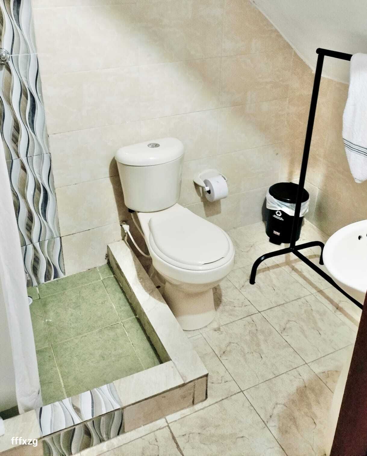 Douche, serviettes fournies, savon, papier toilette