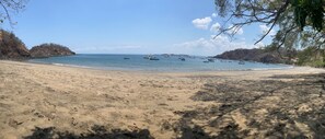 Plage, chaises longues, serviettes de plage