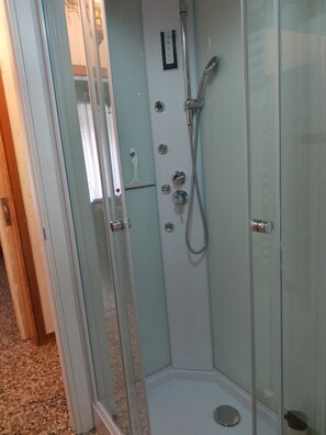 Shower, hair dryer, bidet, towels - Stella's House Bed & Breakfast  (Sabbio Chiese)