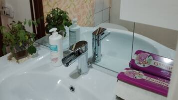 Douche, sĂšche-cheveux, bidet, serviettes fournies