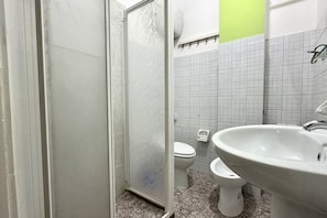 Shower, bidet, towels - SE093 - Senigallia, welcoming two-room apartment in a residential area (Senigallia)