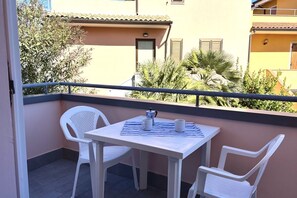 Outdoor dining - Palme 11 - Marcelli, two-room apartment with terrace, Residence Le Palme (Marcelli)