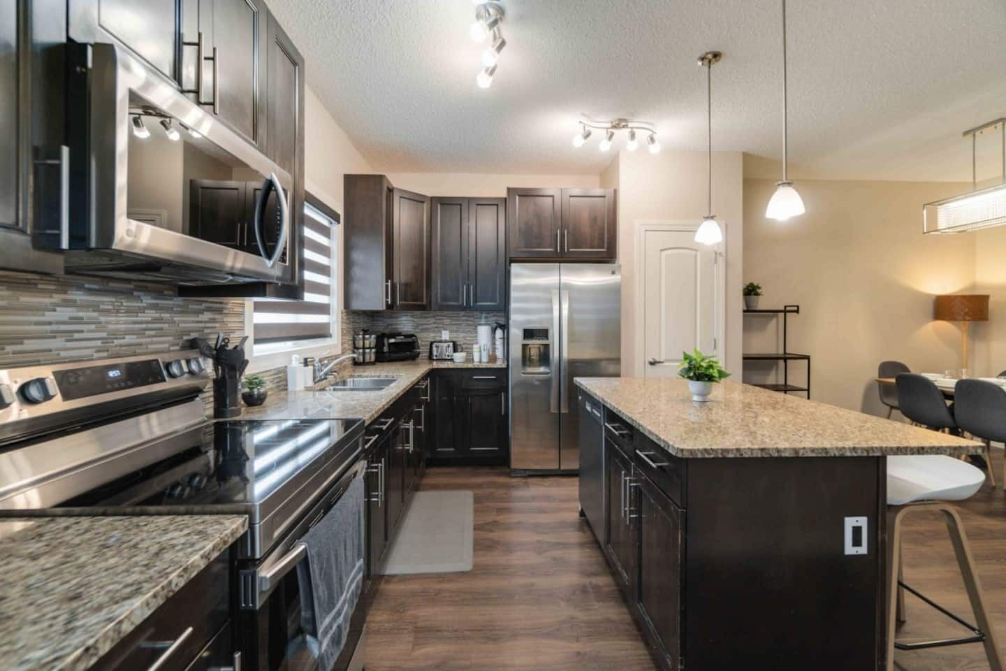 Jääkaappi, mikroaaltouuni, uuni, liesi