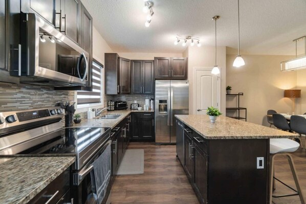 Réfrigérateur, four à micro-ondes, un four, surface de cuisson