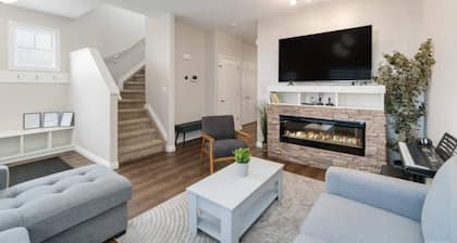 Calm house near your family and friends, 2 car garage, Foosball table, furry friends welcome.