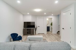 Téléviseur, foyer, jeux vidéo, bureau