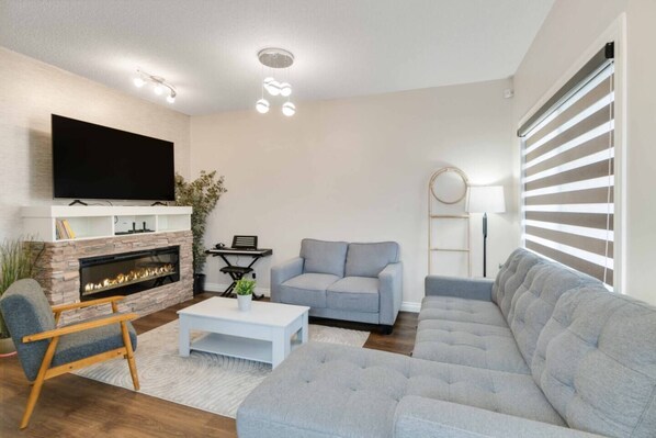 Televisión, chimenea, videojuegos y oficina 