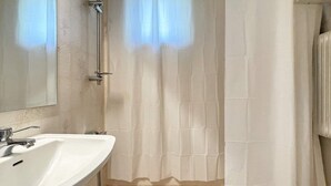 House | Bathroom - 4 Person Holiday Home in Soderkoping (Soderkoping)