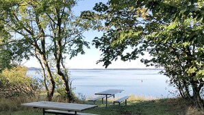Een picknickplaats met banken met uitzicht op een waterpartij.