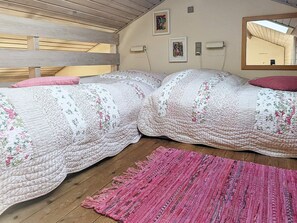 Nhà | 2 phòng ngủ, trang bị nội thất với thiết kế riêng biệt 