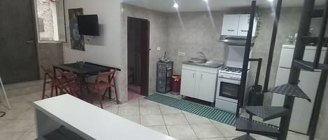 1 habitación, tabla de planchar con plancha, wifi y ropa de cama