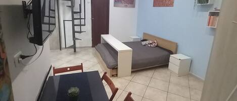 1 habitación, tabla de planchar con plancha, wifi y ropa de cama