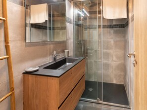 Casa | Cocina privada | Lavavajillas y hervidor eléctrico