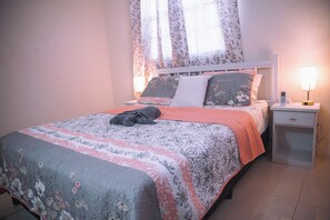 2 室のベッドルーム、WiFi (無料)、ベッドシーツ