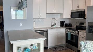 Frigorífico, microondas, horno y placa de cocina