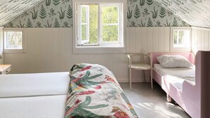 A bedroom with a bunk bed, a single bed, and a window with a view of greenery. - 6 Person Holiday Home in Tingsryd-by Traum (Tingsryd)