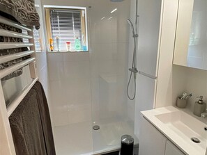 House | Bathroom | Hair dryer - Holiday Home in Koksijde With Garden and BBQ (Koksijde)