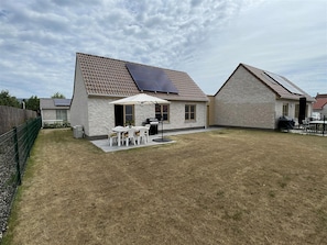 House | Outdoor dining - Holiday Home in Koksijde With Garden and BBQ (Koksijde)