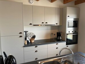 House | Private kitchen | Electric kettle, toaster - Holiday Home in Koksijde With Garden and BBQ (Koksijde)