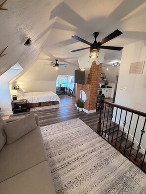 1 bedroom, desk, WiFi, bed sheets - One of the oldest houses in Butler, with an updated vibe. (Butler)