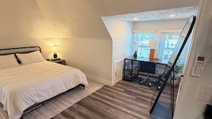 1 bedroom, desk, WiFi, bed sheets - One of the oldest houses in Butler, with an updated vibe. (Butler)