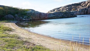 Un paysage naturel comprenant une rivière, un terrain rocheux et de la végétation.