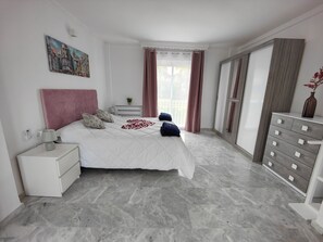 6 bedrooms, iron/ironing board, WiFi, bed sheets