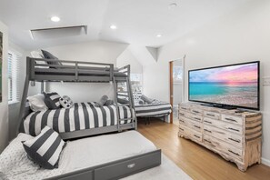 3 室のベッドルーム、デスク、アイロン / アイロン台、WiFi (無料)