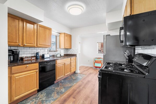 Køleskab, mikrobølgeovn, ovn, kogeplade