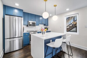 Een koelkast, een microgolfoven, een oven, een kookplaat