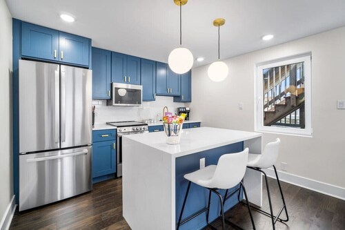 The Octopus House: Coastal Chic 2BR Retreat - Sleeps 6