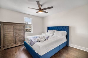 2 slaapkamers, een bureau, een strijkplank/strijkijzer, gratis wifi