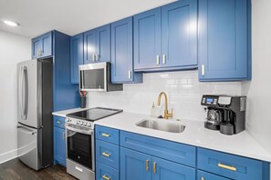 Een koelkast, een microgolfoven, een oven, een kookplaat